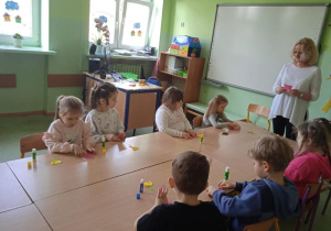 Dzieci na zajęciach plastycznych