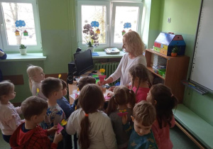 Pani Małgosia pomaga dzieciom w wykonaniu prac