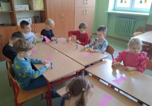 Dzieci wykonują prace