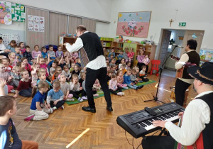 Dzieci oglądają filharmonię