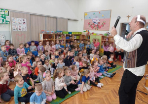 Dzieci oglądają filharmonię