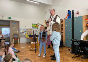 Dzieci w strojach z kultury inków