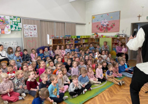 Dzieci słuchają opowieści Pana Maćka