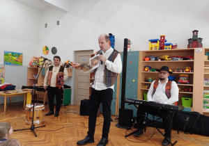 Pan Maciek pokazuję instrument