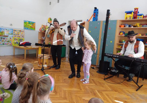 Dziewczynka na scenie