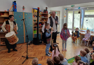 Dzieci przebrane w stroje z kultury inków