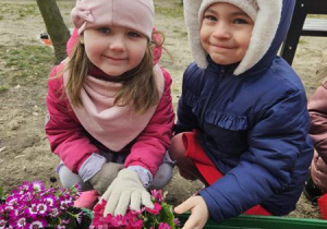Dziewczynki podczas sadzenia