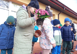 Dzieci podczas sadzenia kwiatów