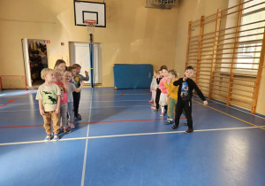 Dzieci rywalizują ze sobą w zawodach