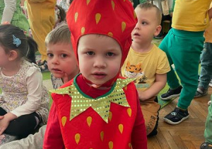 Chłopiec przebrany za truskawkę