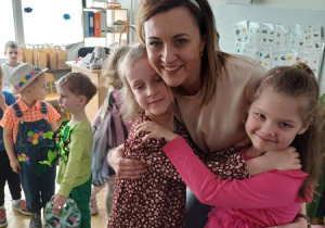 Ciocia Aneta podczas zabawy z dziećmi