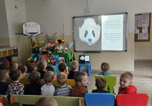Dzieci dowiadują się ciekawostek o pandach