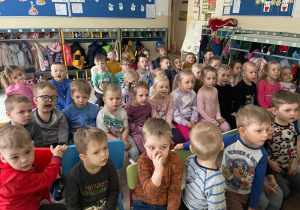 Dzieci oglądają film edukacyjny o pandach