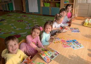 Dzieci wycinają zdjęcia zdrowych i niezdrowych artykułów spożywczych