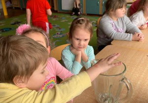 Dzieci przygotowują zdrowy koktajl