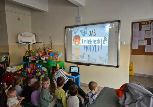 Przedszkolaki podczas oglądania filmu edukacyjnego związanego z Dniem Autyzmu