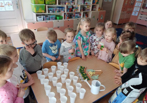 Przedszkolaki przygotowują się do zajęć