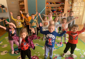 Dzieci podczas ćwiczeń