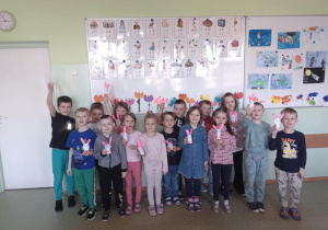 Przedszkolaki ze swoimi pracami