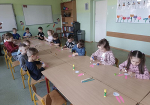 Dzieci wykonują pracę plastyczną