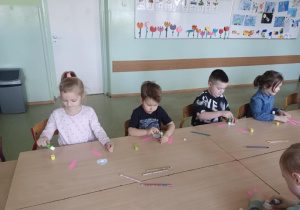 Dzieci wykonują pracę plastyczną