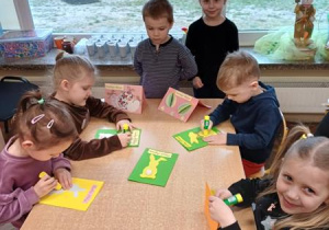 Przedszkolaki wykonują kart świąteczne