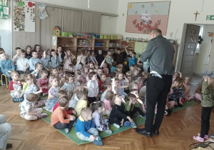 Dzieci oglądają koncert