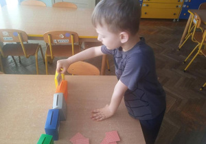 Dzieci segregują śmieci