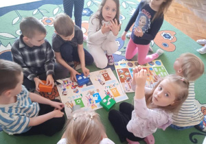 Dzieci segregowały śmieci przedstawione na kartonikach.