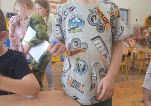 Chłopiec ze swoją pracą