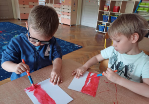 Dzieci wykonują prace plastyczną