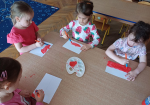 Dzieci wykonują prace plastyczną