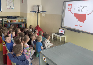 Dzieci oglądają film edukacyjny