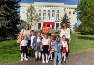 Dzieci przed Urzędem Miasta