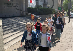 Dzieci w drodze na uroczystości patriotyczne