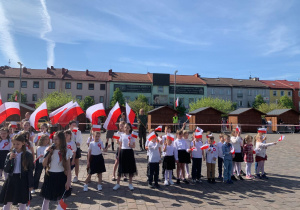 Dzieci śpiewają pieśń o Ojczyźnie