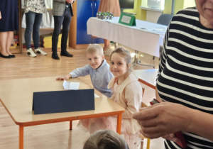 Dziewczynka i chłopiec podczas konkursu