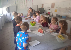 Dzieci dowiadują się z jakich owoców zrobią sałatkę.