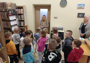 Dzieci słuchają o pracy w bibliotece