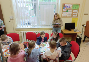 Pani czyta dzieciom książkę