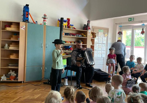 Chłopiec przebrany za Charliego Chaplina