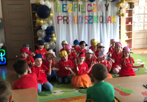 Dzieci podczas występu artystycznego