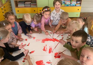 Wspólne malowanie farbami serca dla mam