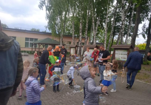 Dzieci puszczają bańki