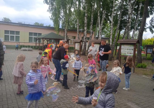 Dzieci puszczają bańki