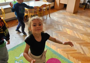 Dzieci tańczą