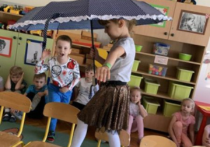Dziewczynka przechodzi przez tor przeszkód