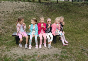 Dziewczynki jedzą lody