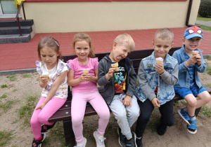 Dzieci jedzą lody