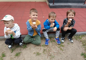 Chłopcy jedzą lody